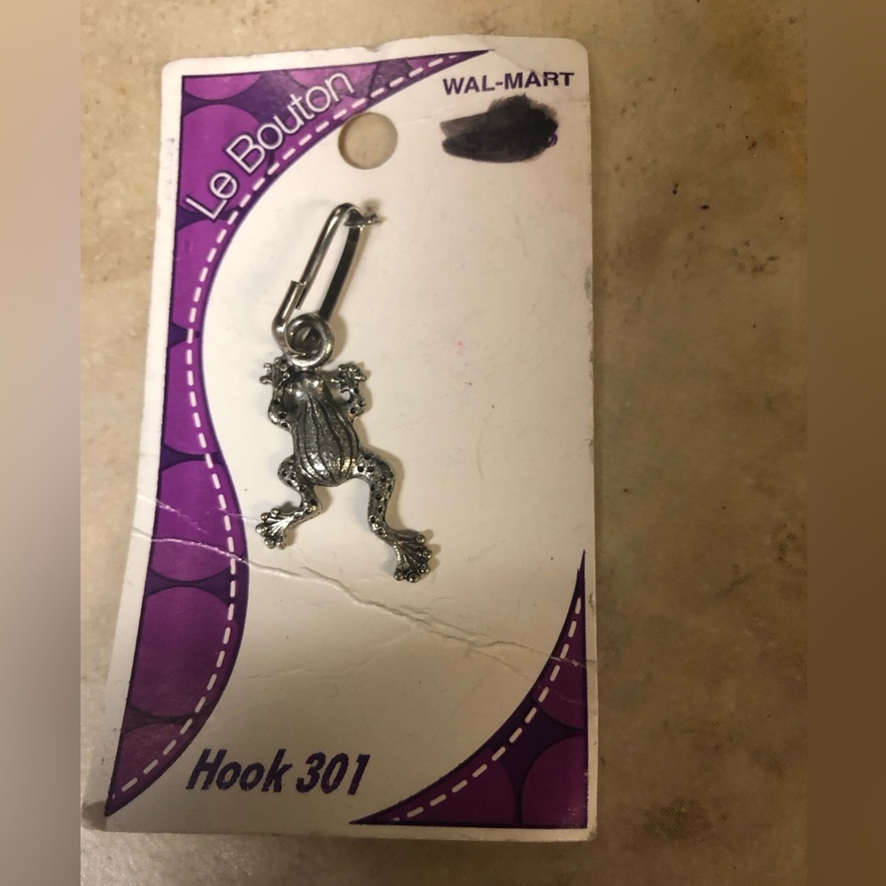 COPY - Le Bouton Frog Zipper Pull - 919 $8 or 🦋